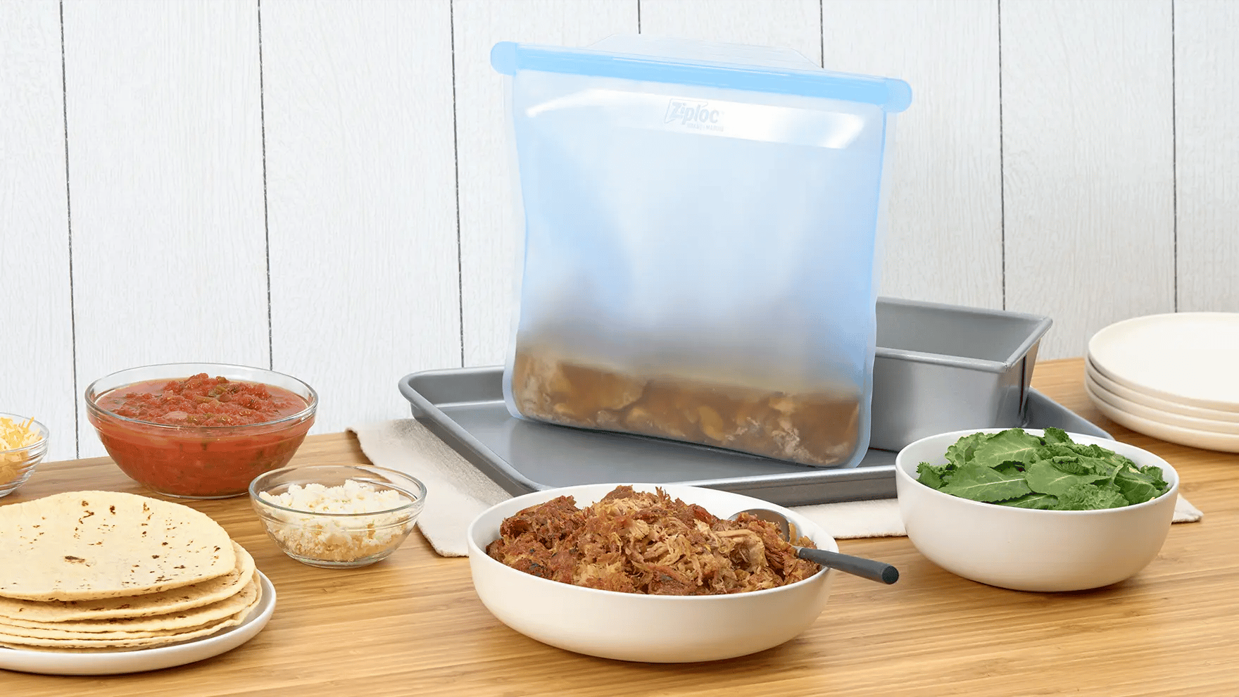 Auténticas y crujientes carnitas de cerdo servidas dentro de tortillas calientes en una bolsa Ziploc® Endurables™